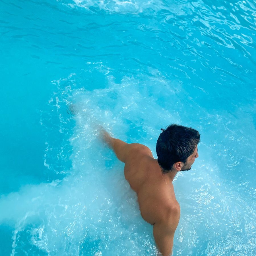 Mann im warmen Meerwasserpool des Thalassotherapiezentrums